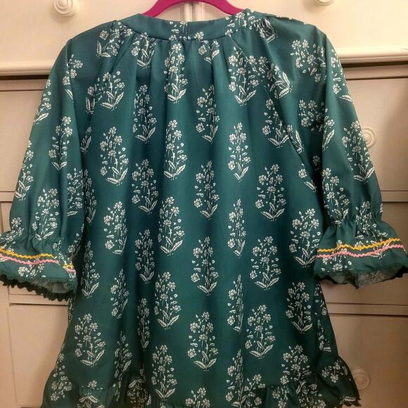 Green Top with Floral and Embroidered Details - Picture 5 of 5
